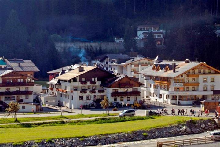 Hotel Kristall B&B Ισγκλ Εξωτερικό φωτογραφία